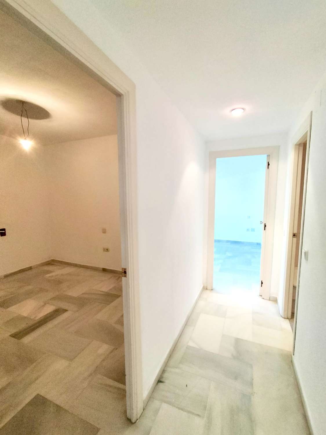 Se vende magnifico apartamento en  1ª línea de playa con vistas al mar de la Carihuela (Torremolinos)