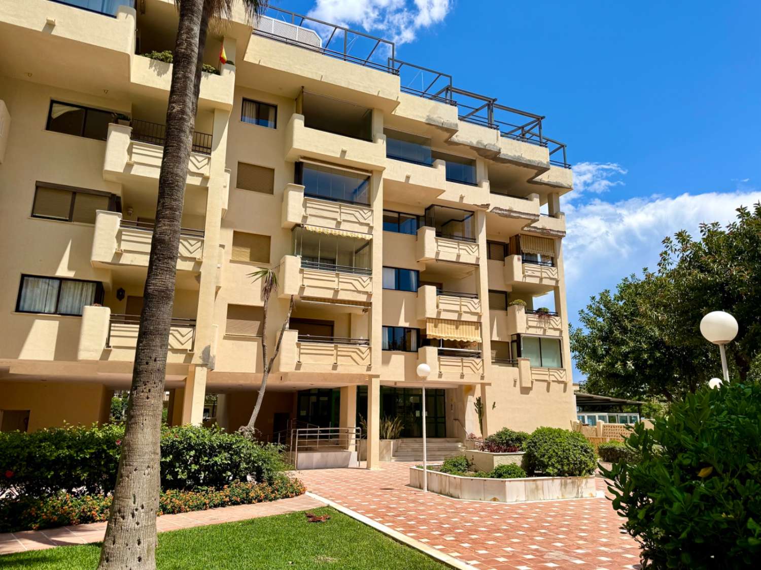 Se vende magnifico apartamento en  1ª línea de playa con vistas al mar de la Carihuela (Torremolinos)