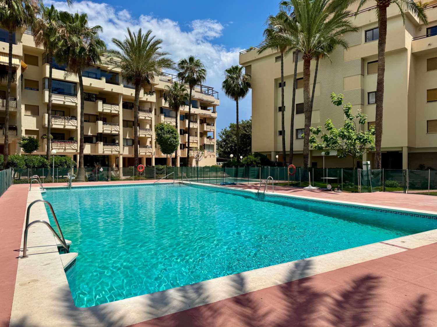 Se vende magnifico apartamento en  1ª línea de playa con vistas al mar de la Carihuela (Torremolinos)