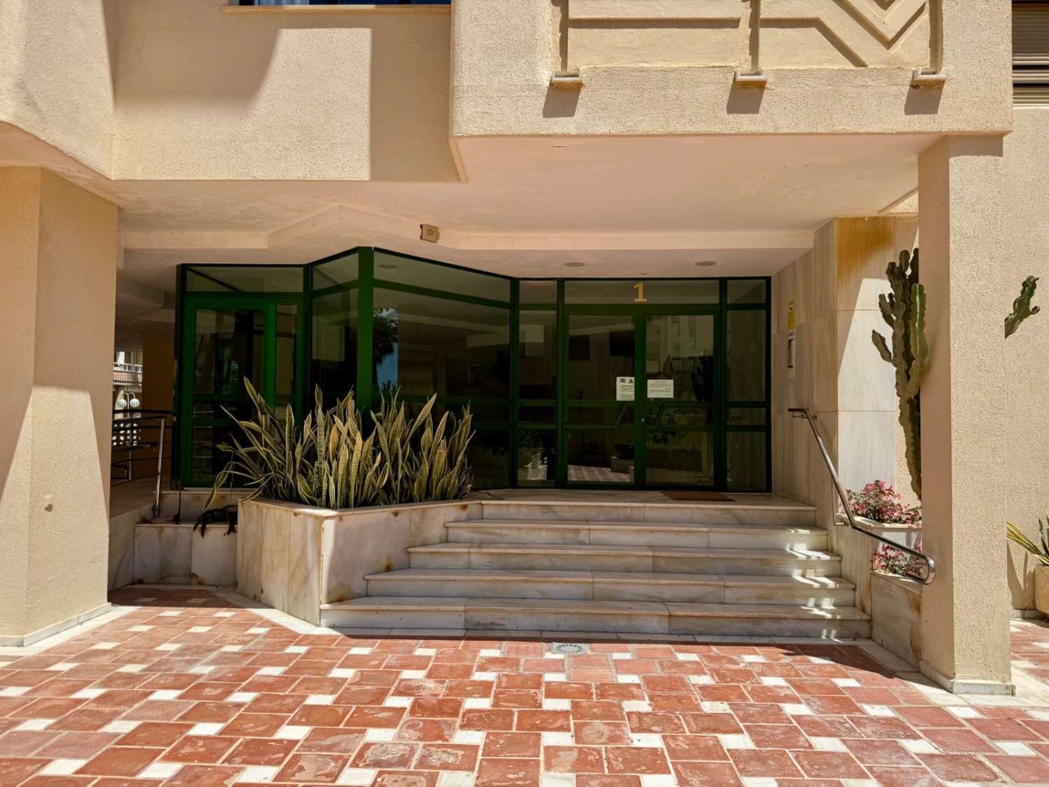 Se vende magnifico apartamento en  1ª línea de playa con vistas al mar de la Carihuela (Torremolinos)