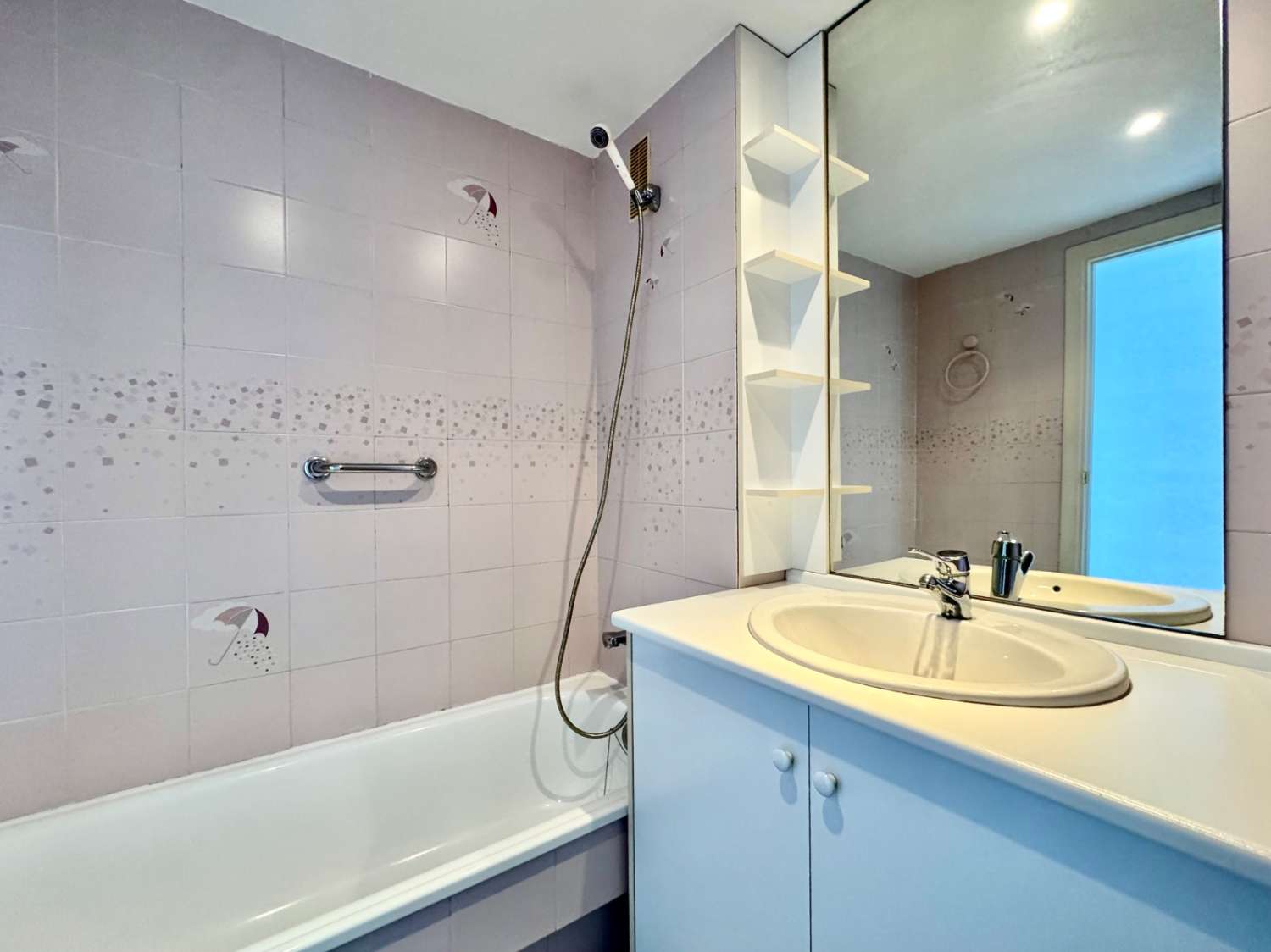Se vende magnifico apartamento en  1ª línea de playa con vistas al mar de la Carihuela (Torremolinos)