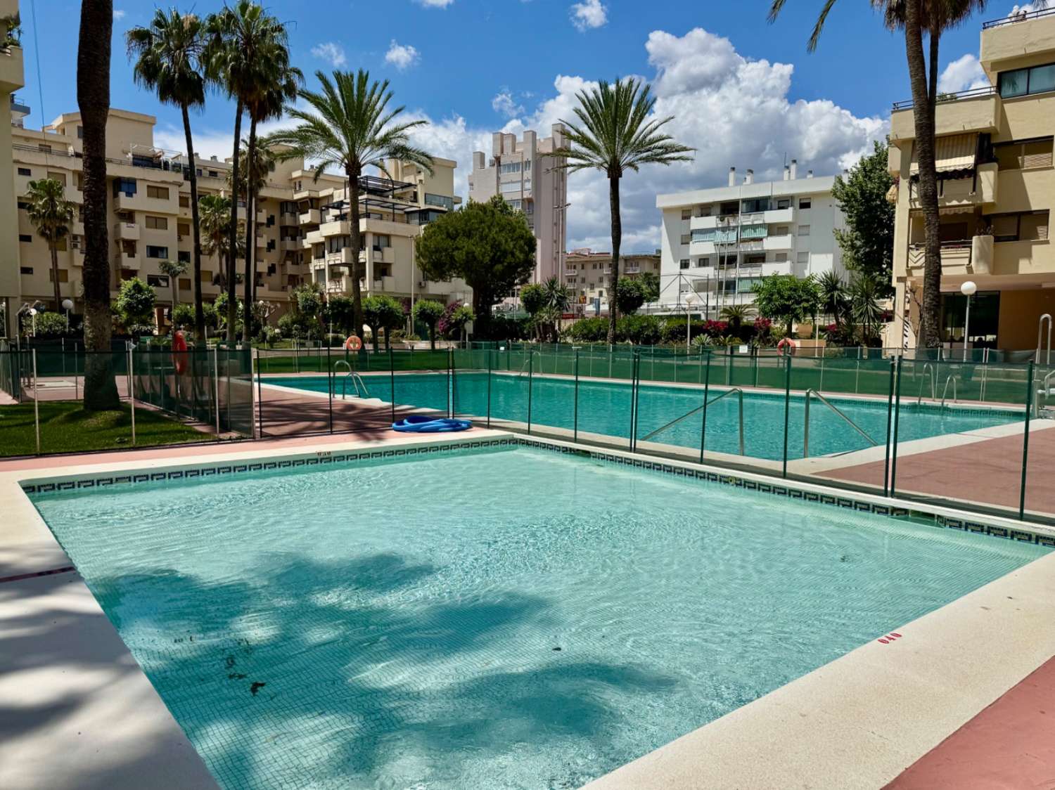 Se vende magnifico apartamento en  1ª línea de playa con vistas al mar de la Carihuela (Torremolinos)