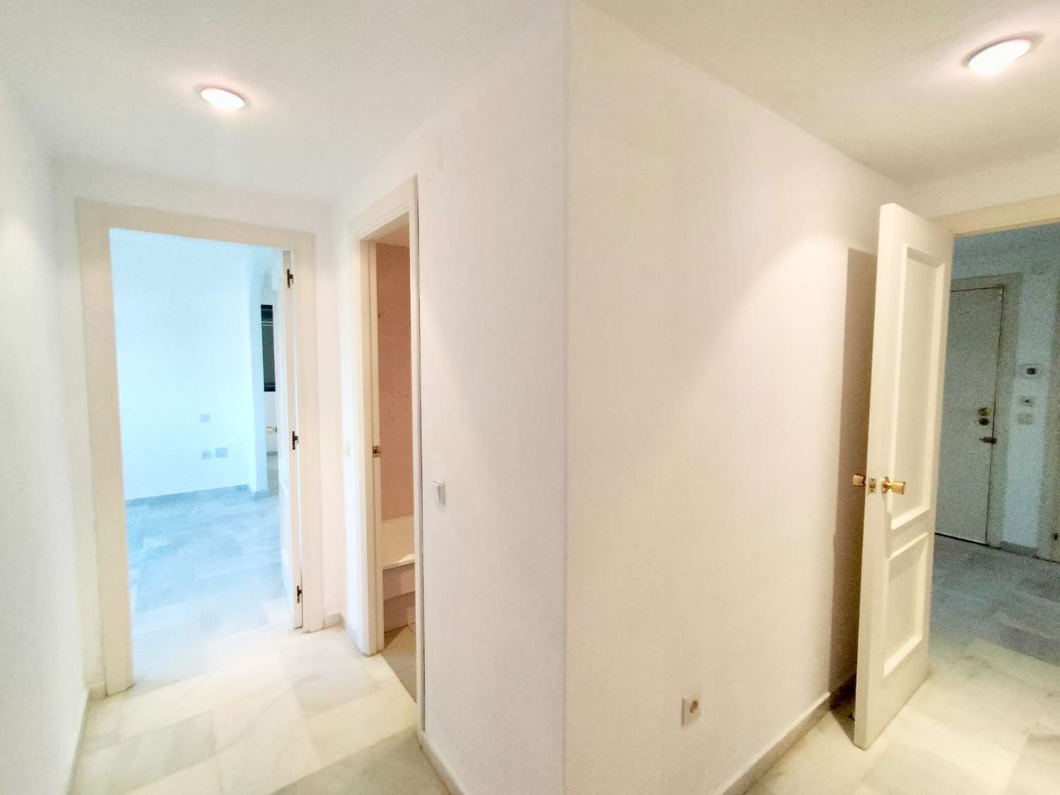 Se vende magnifico apartamento en  1ª línea de playa con vistas al mar de la Carihuela (Torremolinos)