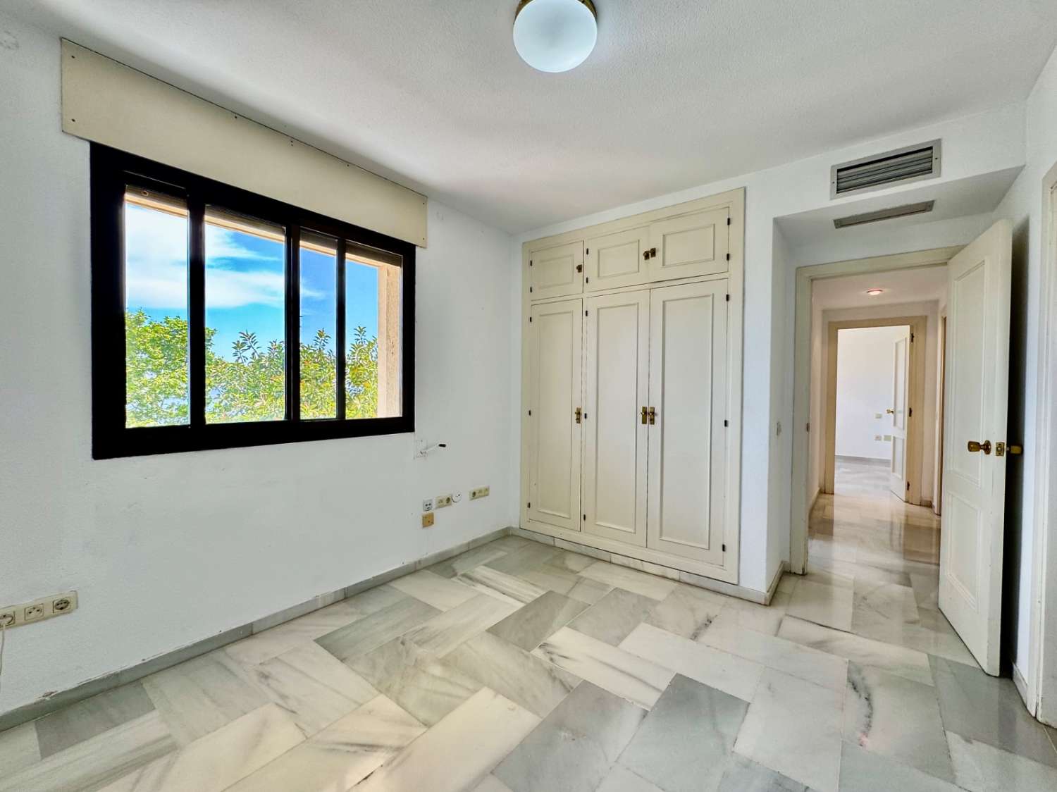 Se vende magnifico apartamento en  1ª línea de playa con vistas al mar de la Carihuela (Torremolinos)