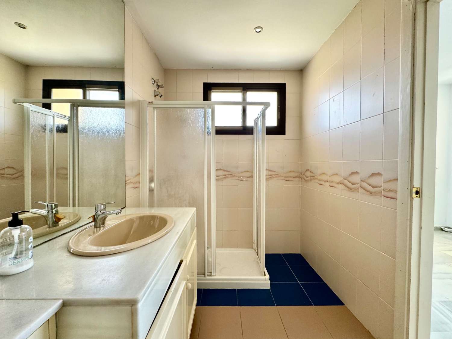 Se vende magnifico apartamento en  1ª línea de playa con vistas al mar de la Carihuela (Torremolinos)