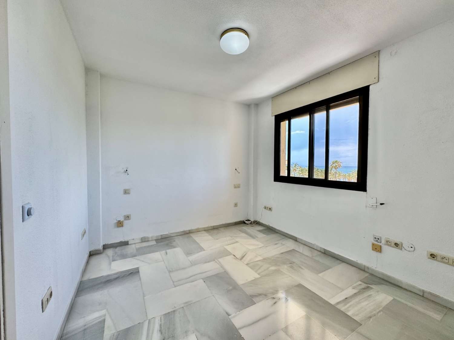 Se vende magnifico apartamento en  1ª línea de playa con vistas al mar de la Carihuela (Torremolinos)