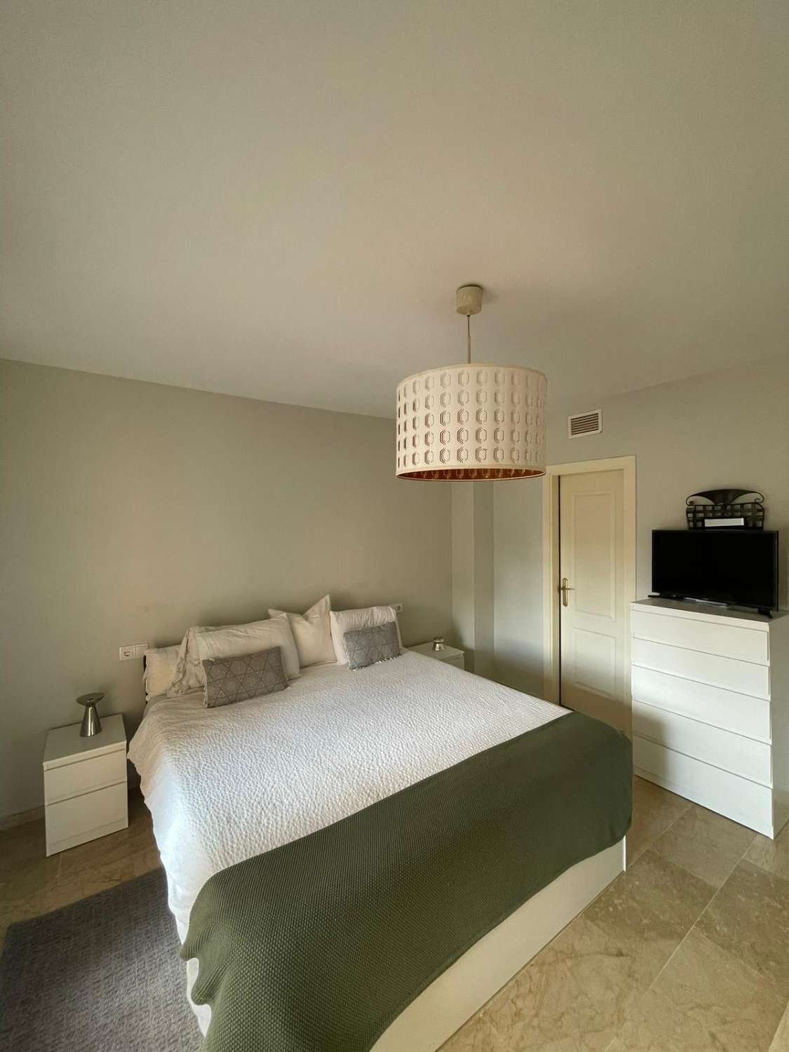 LARGA TEMPORADA . SE ALQUILA DESDE 1.9.26 POR 11 MESES  MAGNIFICO APARTAMENTO EN ZONA CALAHONDA (MIJAS COSTA)