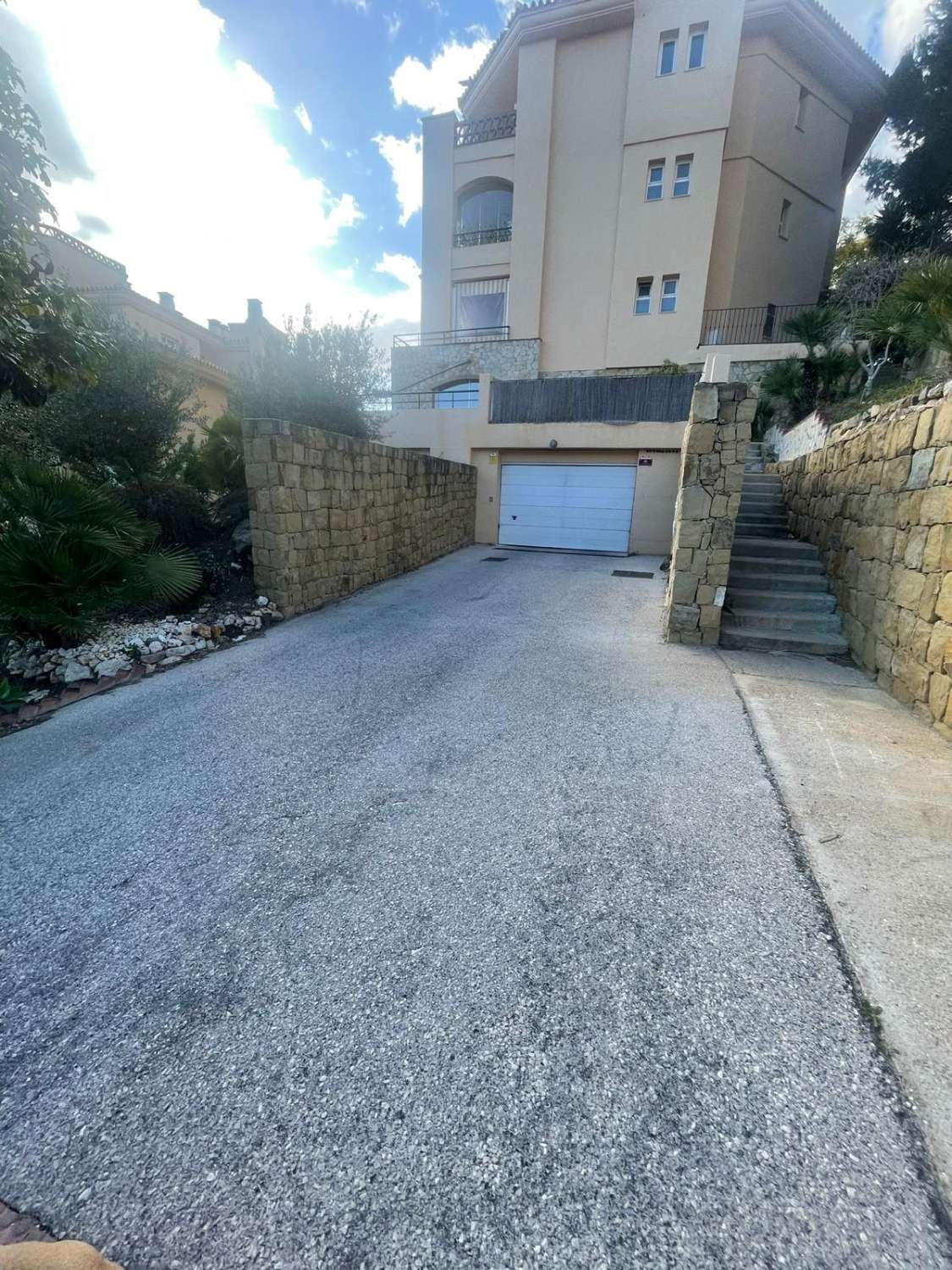 LARGA TEMPORADA . SE ALQUILA DESDE 1.9.26 POR 11 MESES  MAGNIFICO APARTAMENTO EN ZONA CALAHONDA (MIJAS COSTA)