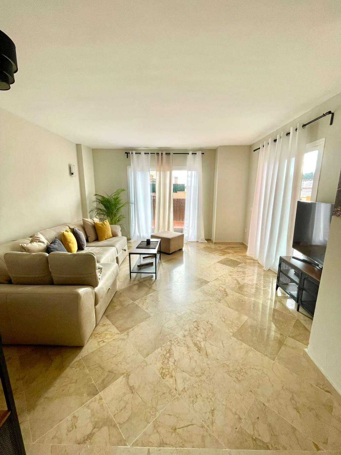 LARGA TEMPORADA . SE ALQUILA DESDE 1.9.26 POR 11 MESES  MAGNIFICO APARTAMENTO EN ZONA CALAHONDA (MIJAS COSTA)