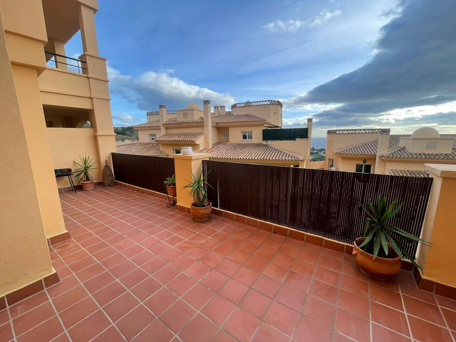 LARGA TEMPORADA . SE ALQUILA DESDE 1.9.26 POR 11 MESES  MAGNIFICO APARTAMENTO EN ZONA CALAHONDA (MIJAS COSTA)