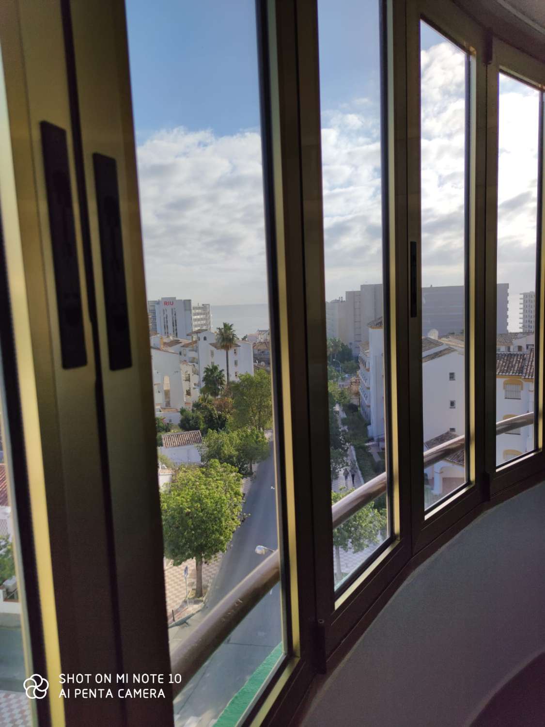 LARGA TEMPORADA . Se alquila  bonito apartamento  con vistas al mar  en Torremolinos , pero mas cerca de Benalmádena