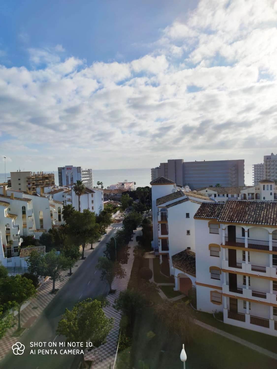 LARGA TEMPORADA . Se alquila  bonito apartamento  con vistas al mar  en Torremolinos , pero mas cerca de Benalmádena