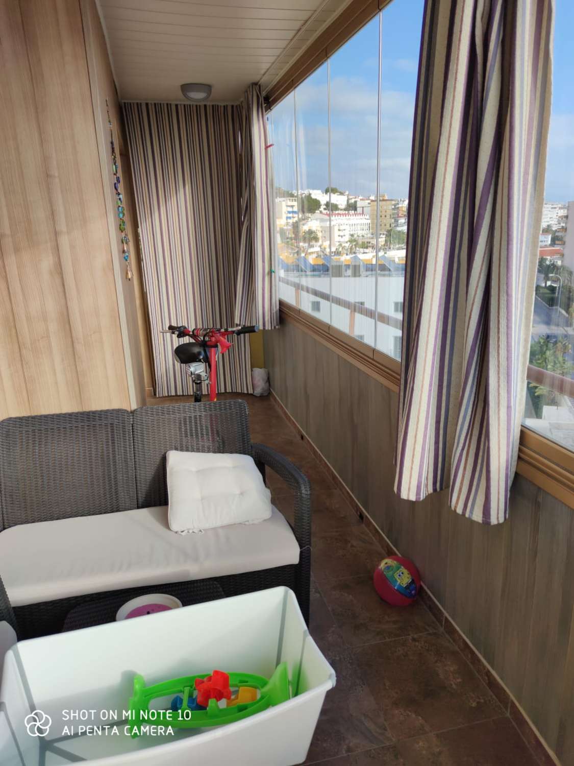 LARGA TEMPORADA . Se alquila  bonito apartamento  con vistas al mar  en Torremolinos , pero mas cerca de Benalmádena