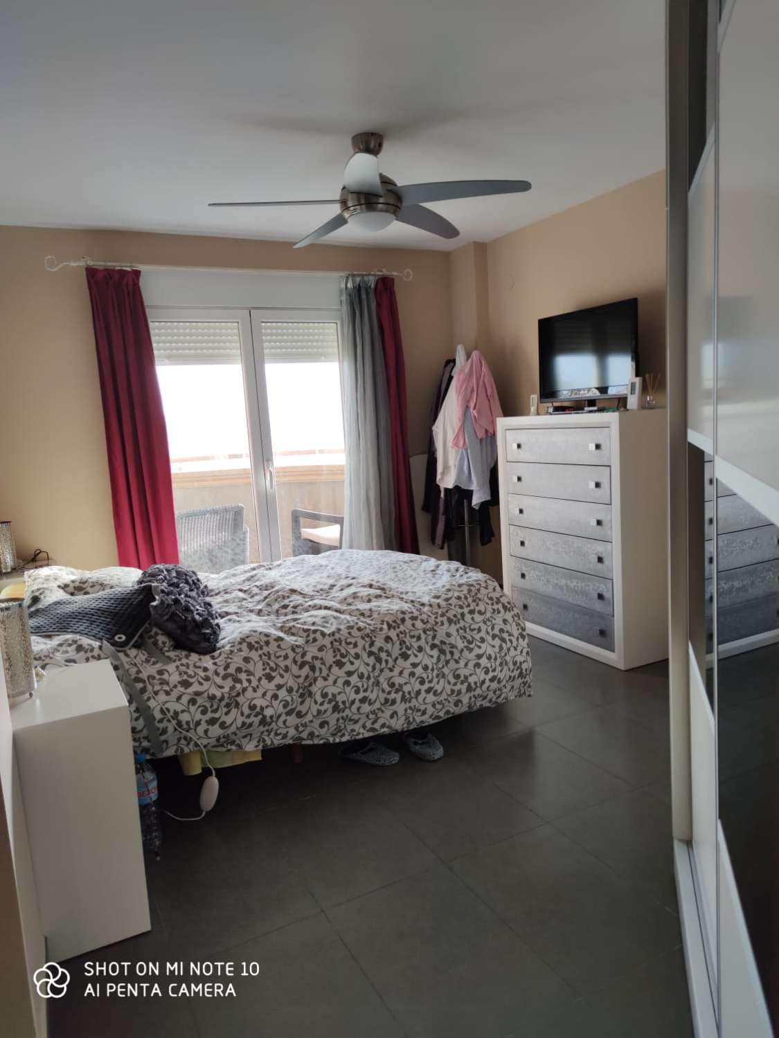 LARGA TEMPORADA . Se alquila  bonito apartamento  con vistas al mar  en Torremolinos , pero mas cerca de Benalmádena