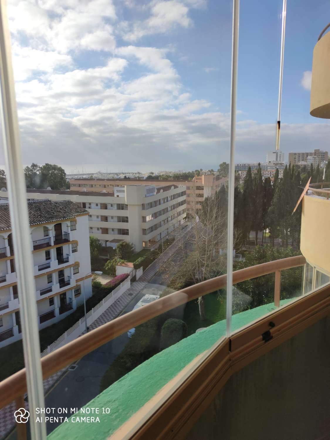 LARGA TEMPORADA . Se alquila  bonito apartamento  con vistas al mar  en Torremolinos , pero mas cerca de Benalmádena