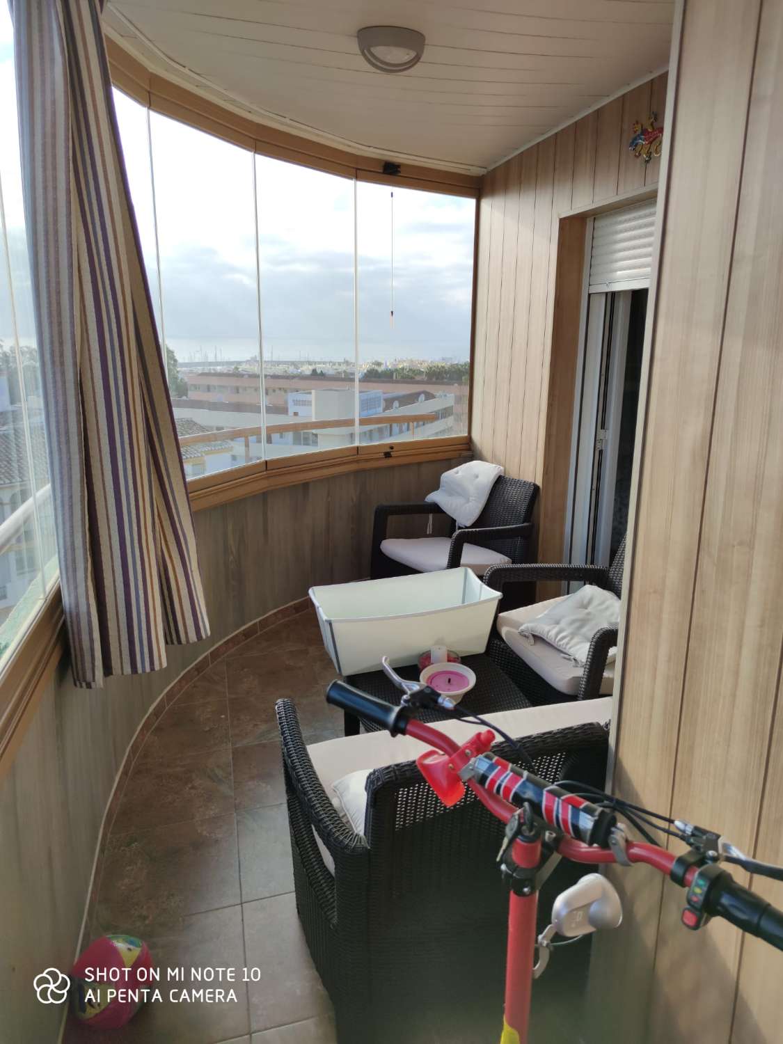 LARGA TEMPORADA . Se alquila  bonito apartamento  con vistas al mar  en Torremolinos , pero mas cerca de Benalmádena