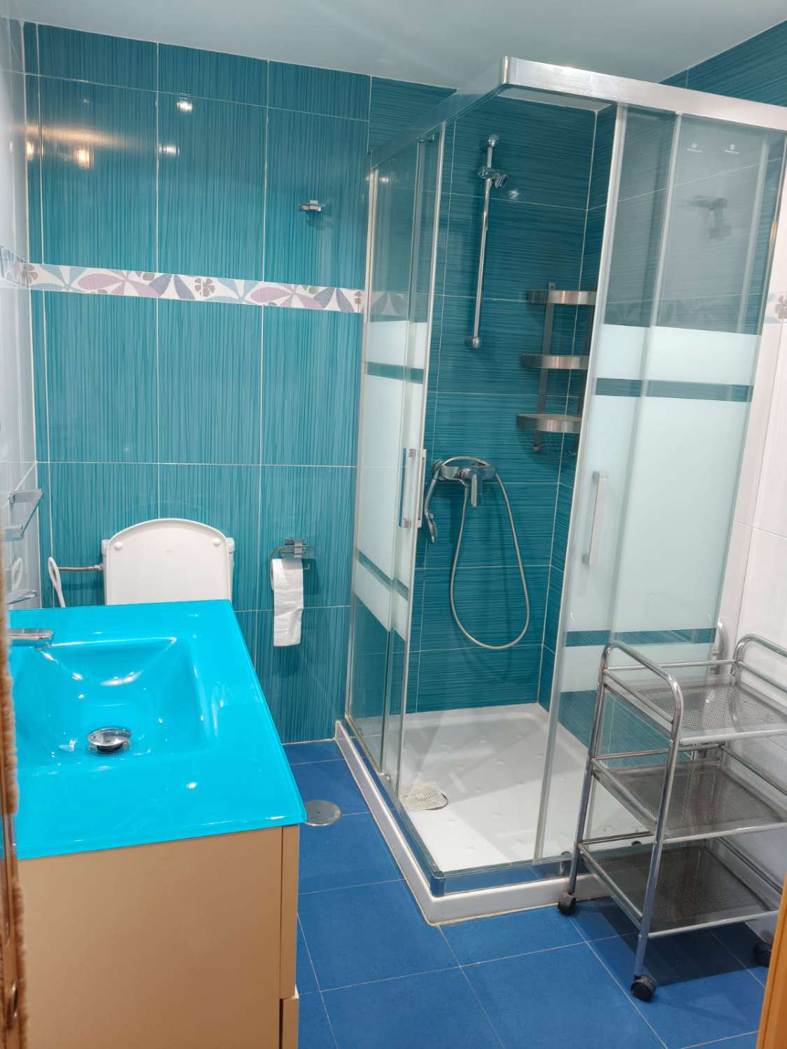 LARGA TEMPORADA . Se alquila  bonito apartamento  con vistas al mar  en Torremolinos , pero mas cerca de Benalmádena
