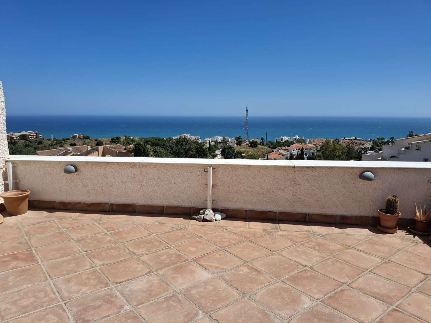 Media Temporada . Se alquila  desde ahora maximo 10 meses bonito apartamento con vistas al mar en Benalmadena Pueblo