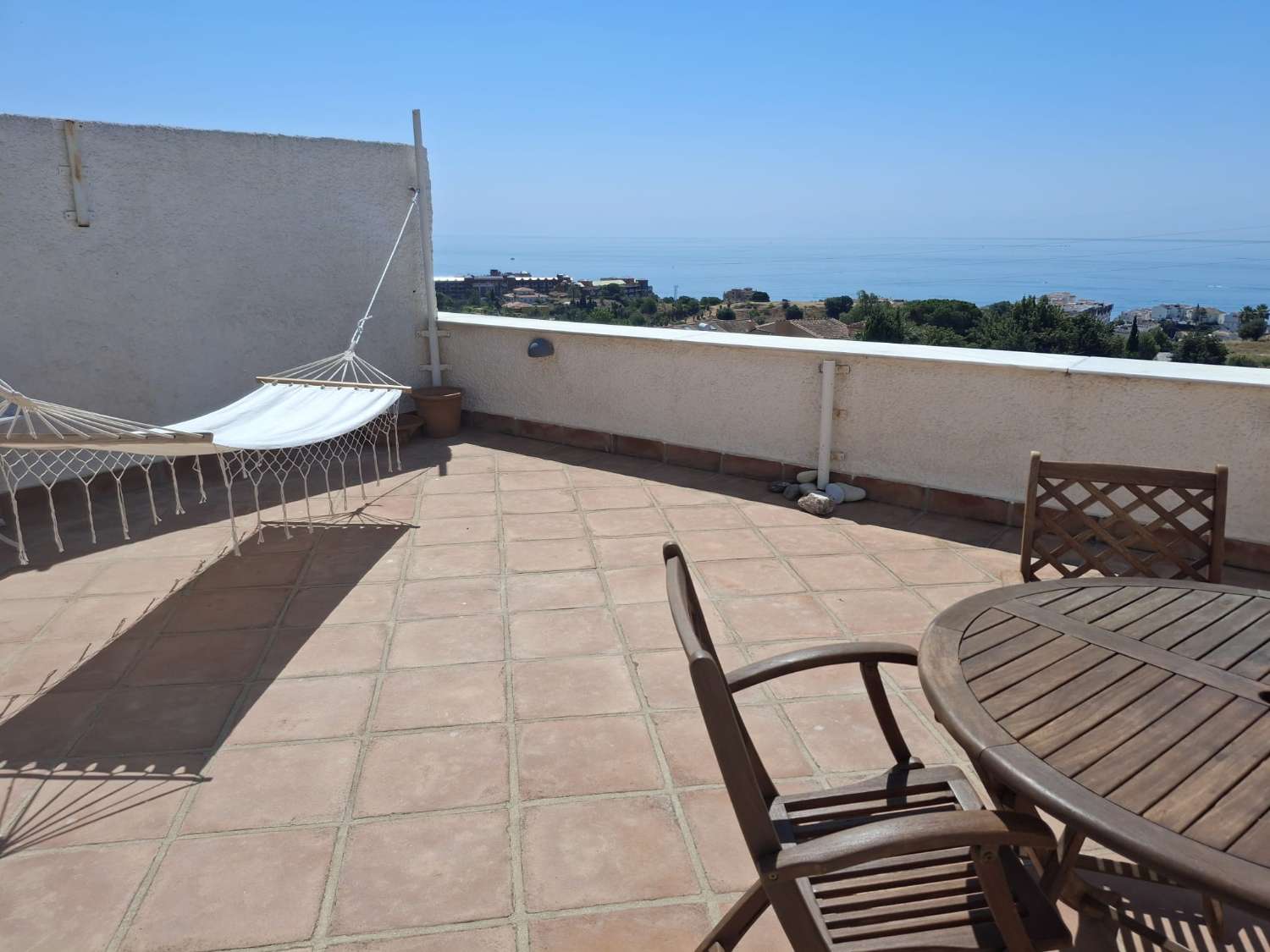 Media Temporada . Se alquila  desde ahora maximo 10 meses bonito apartamento con vistas al mar en Benalmadena Pueblo