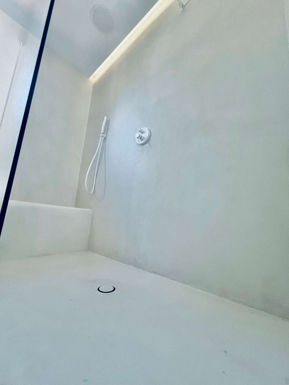Larga temporada desde 1 de Octubre 2026  . Se alquila magnífica villa en zona de Playamar ( Torremolinos )