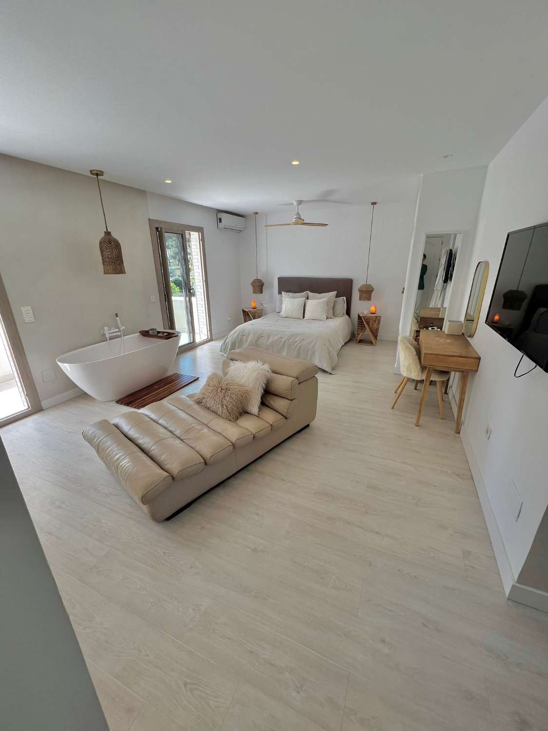 Larga temporada desde 1 de Octubre 2026  . Se alquila magnífica villa en zona de Playamar ( Torremolinos )