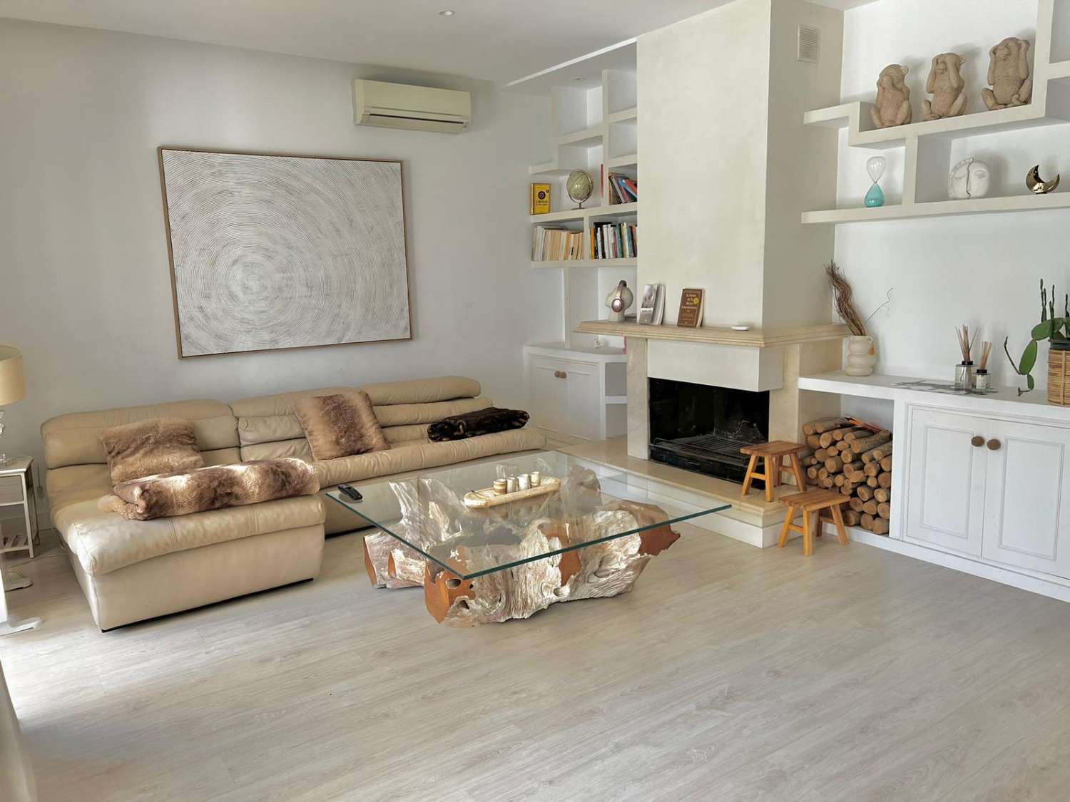 Larga temporada desde 1 de Octubre 2026  . Se alquila magnífica villa en zona de Playamar ( Torremolinos )