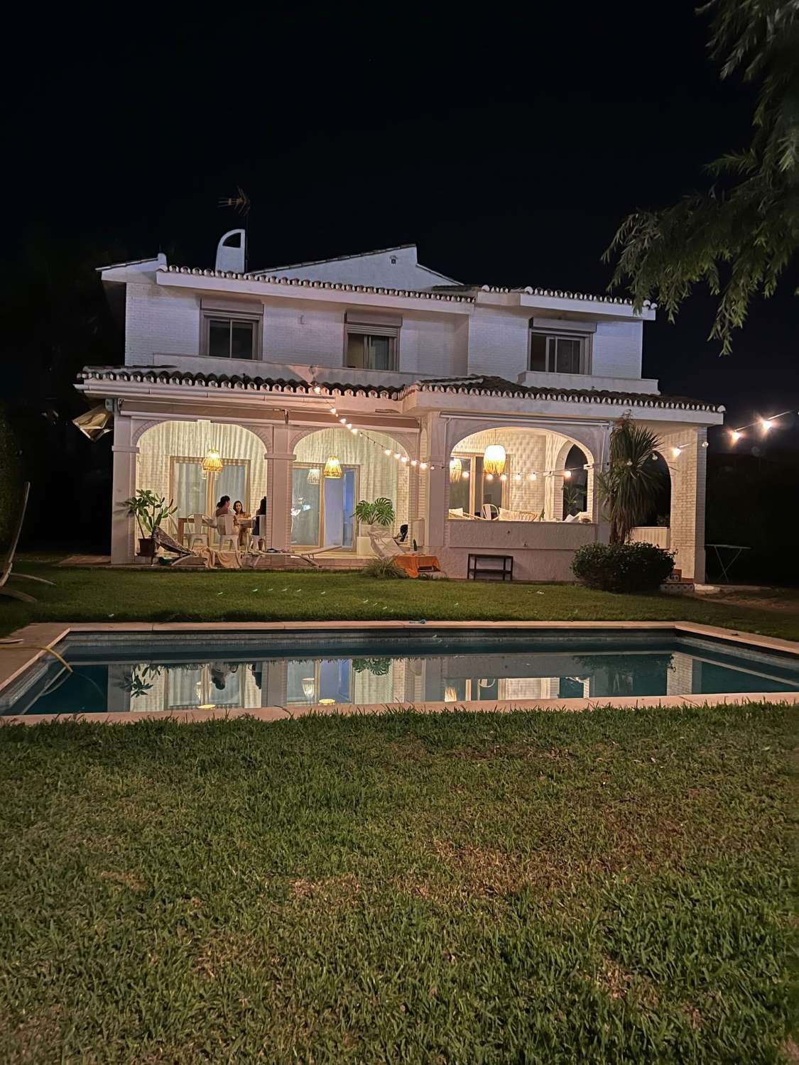 Larga temporada desde 1 de Octubre 2026  . Se alquila magnífica villa en zona de Playamar ( Torremolinos )