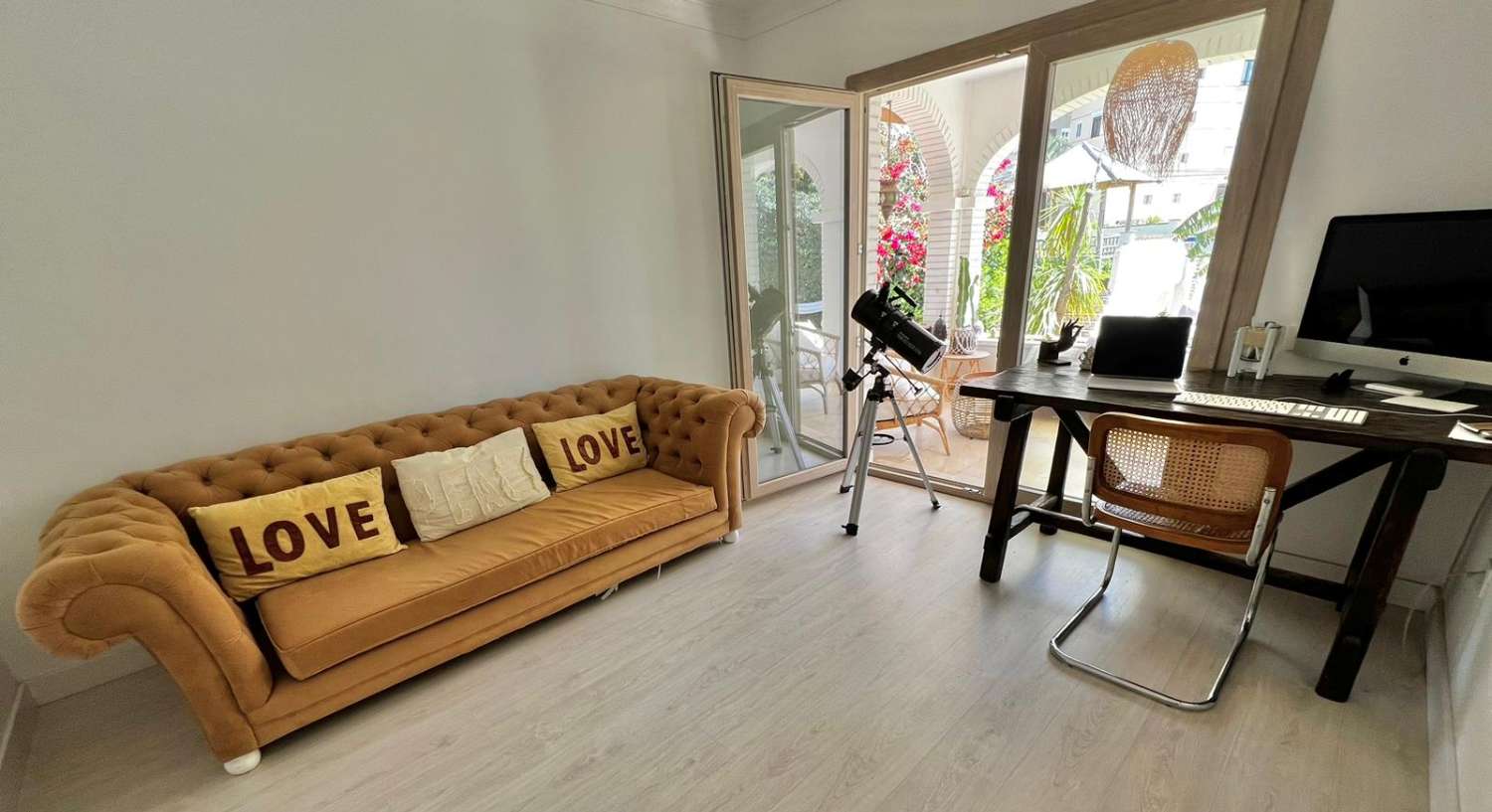 Larga temporada desde 1 de Octubre 2026  . Se alquila magnífica villa en zona de Playamar ( Torremolinos )