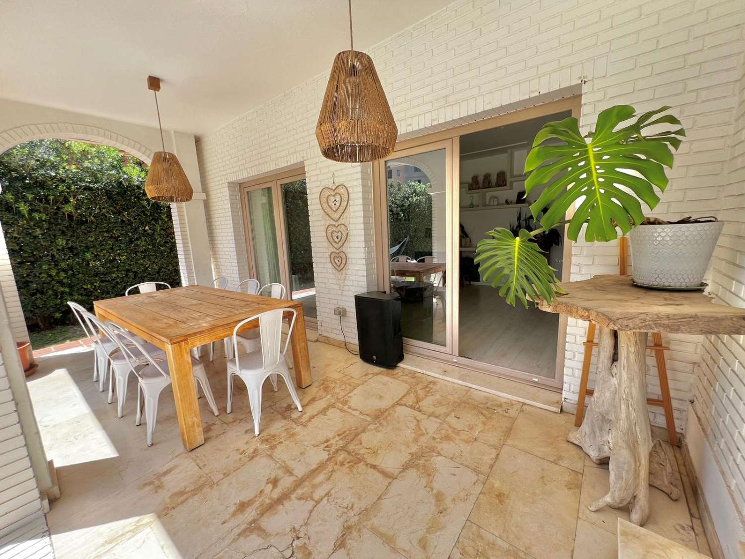 Larga temporada desde 1 de Octubre 2026  . Se alquila magnífica villa en zona de Playamar ( Torremolinos )