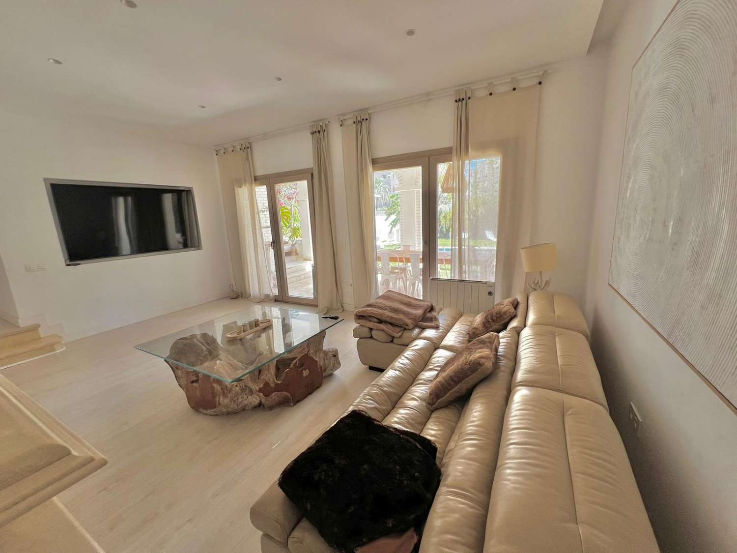 Larga temporada desde 1 de Octubre 2026  . Se alquila magnífica villa en zona de Playamar ( Torremolinos )