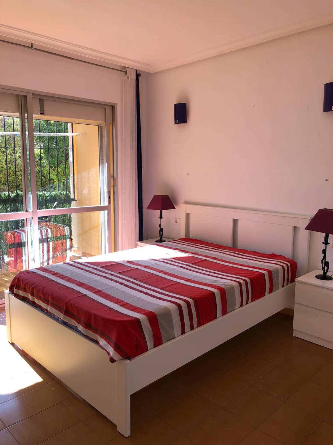 Larga temporada . Se alquila amplio apartamento cerca de la playa y Puerto Marina en Benalmadena