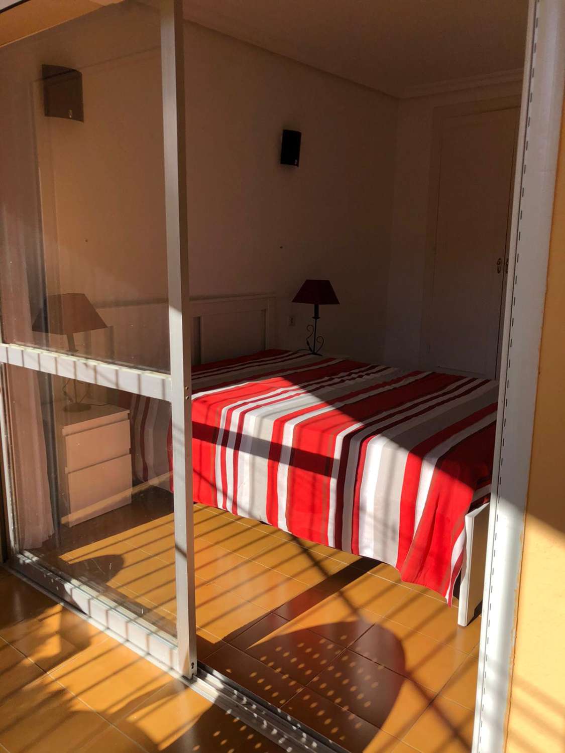 Larga temporada . Se alquila amplio apartamento cerca de la playa y Puerto Marina en Benalmadena
