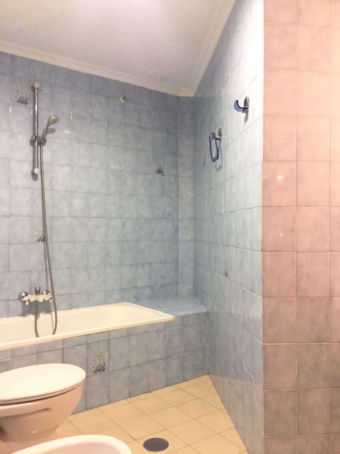Larga temporada . Se alquila amplio apartamento cerca de la playa y Puerto Marina en Benalmadena