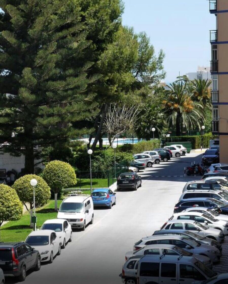Larga temporada . Se alquila amplio apartamento cerca de la playa y Puerto Marina en Benalmadena