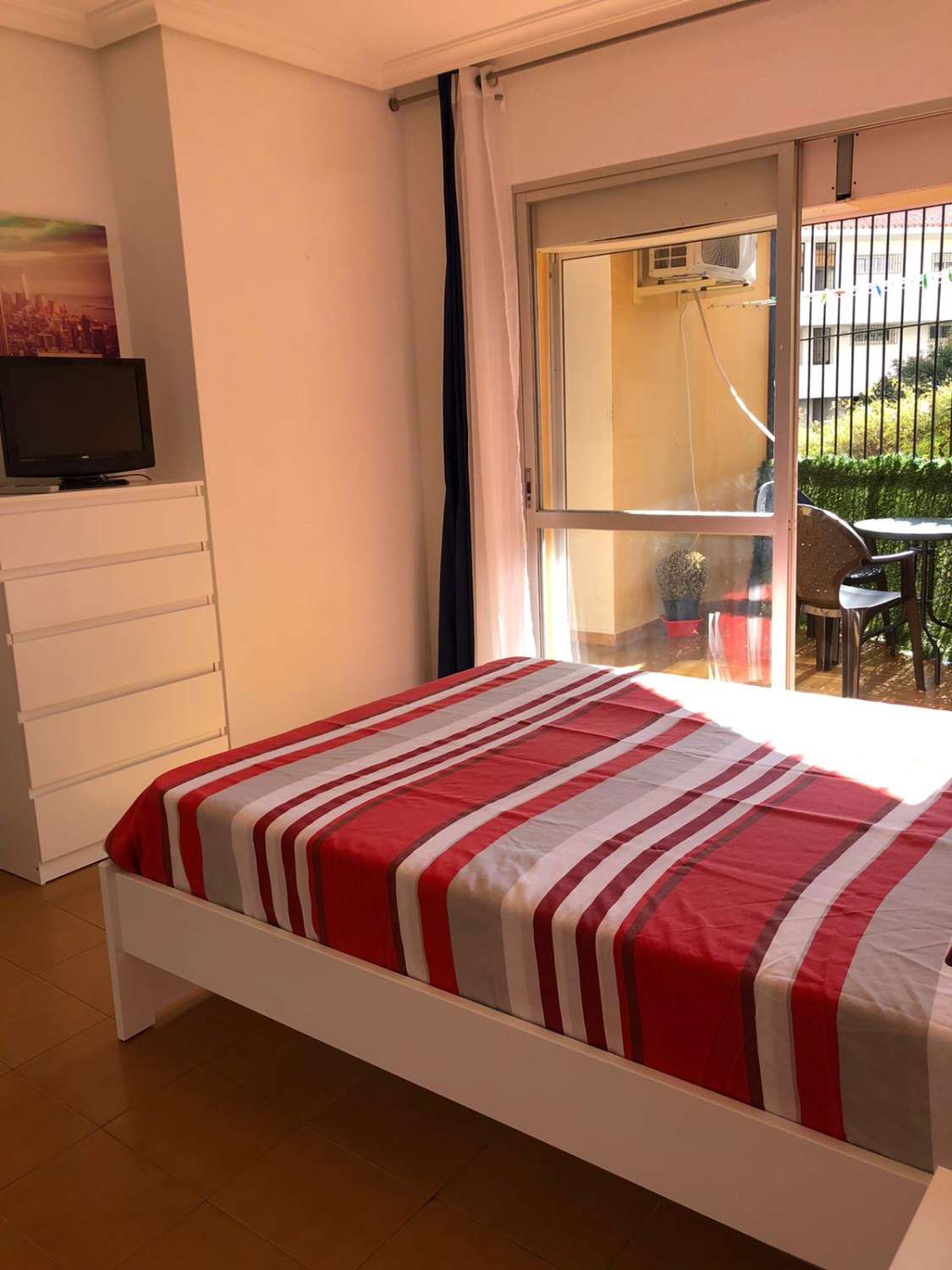 Larga temporada . Se alquila amplio apartamento cerca de la playa y Puerto Marina en Benalmadena