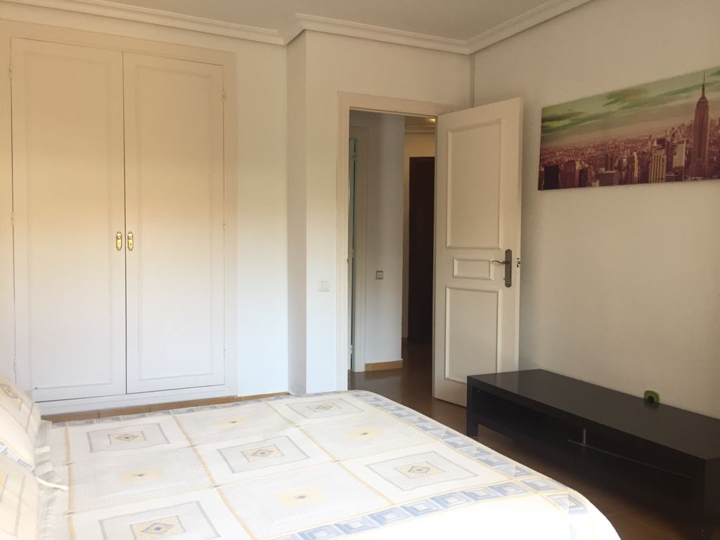 Larga temporada . Se alquila amplio apartamento cerca de la playa y Puerto Marina en Benalmadena