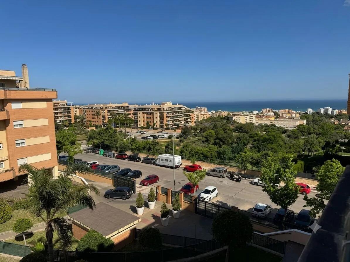 Larga Temporada . Se alquila magnifico piso con vistas al mar en zona El Pinillo (Torremolinos)