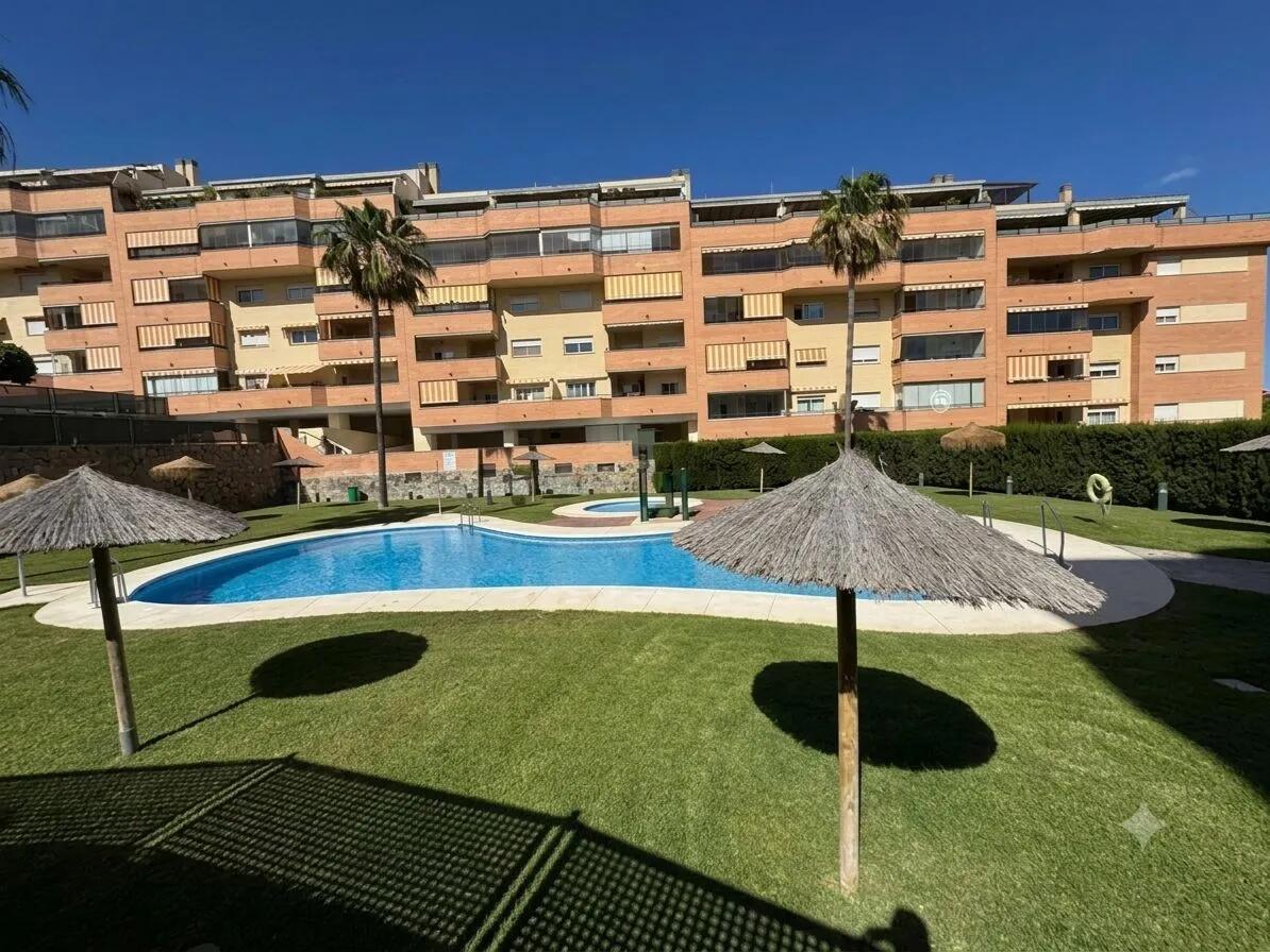 Larga Temporada . Se alquila magnifico piso con vistas al mar en zona El Pinillo (Torremolinos)