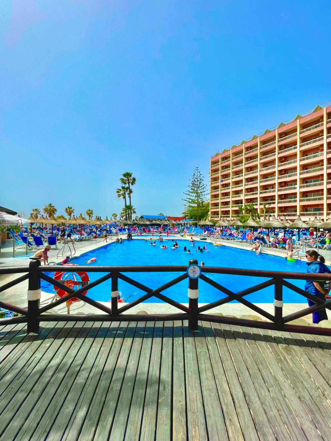 Metà stagione. In affitto dal 20.10.26 al 31.5.27 magnifico appartamento con vista sul mare sulla prima linea della spiaggia di Benalmadena