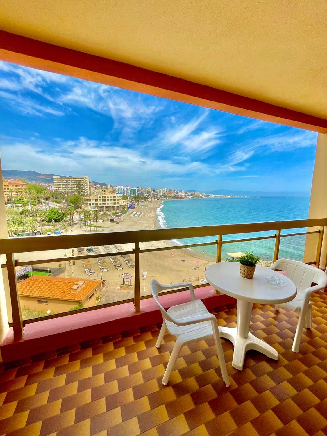 Media  Temporada . Se alquila de 1.10.26-31.5.27 magnifico apartamento con vistas al mar en  1ª linea de playa en Benalmadena