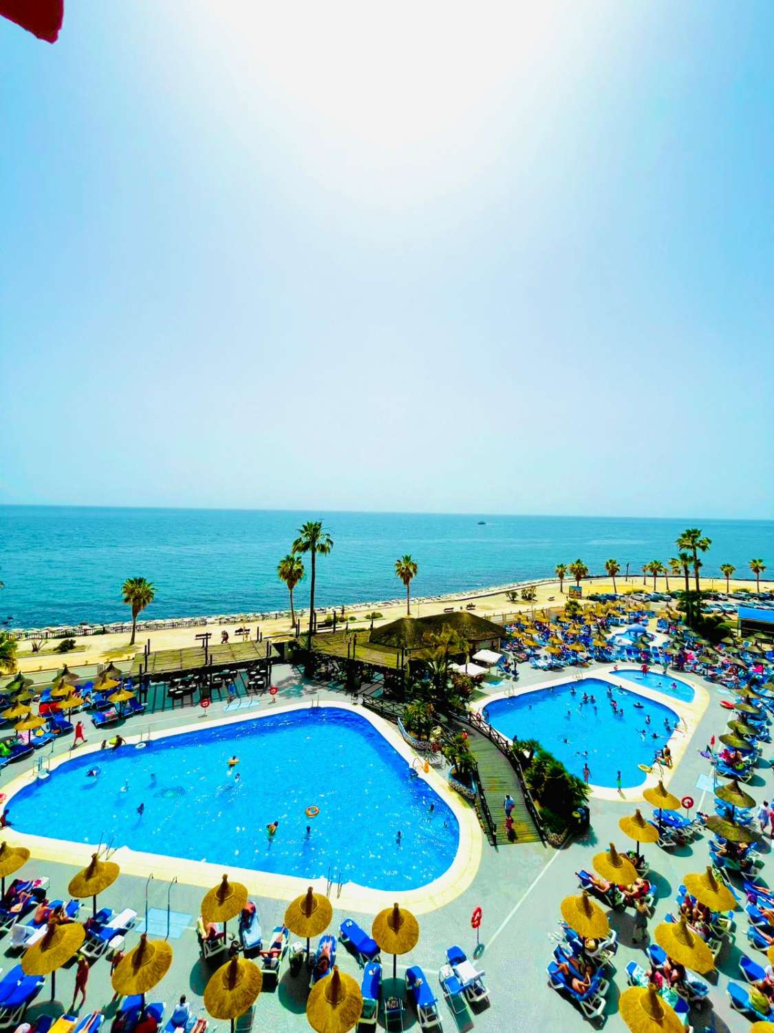 Metà stagione. In affitto dal 20.10.26 al 31.5.27 magnifico appartamento con vista sul mare sulla prima linea della spiaggia di Benalmadena