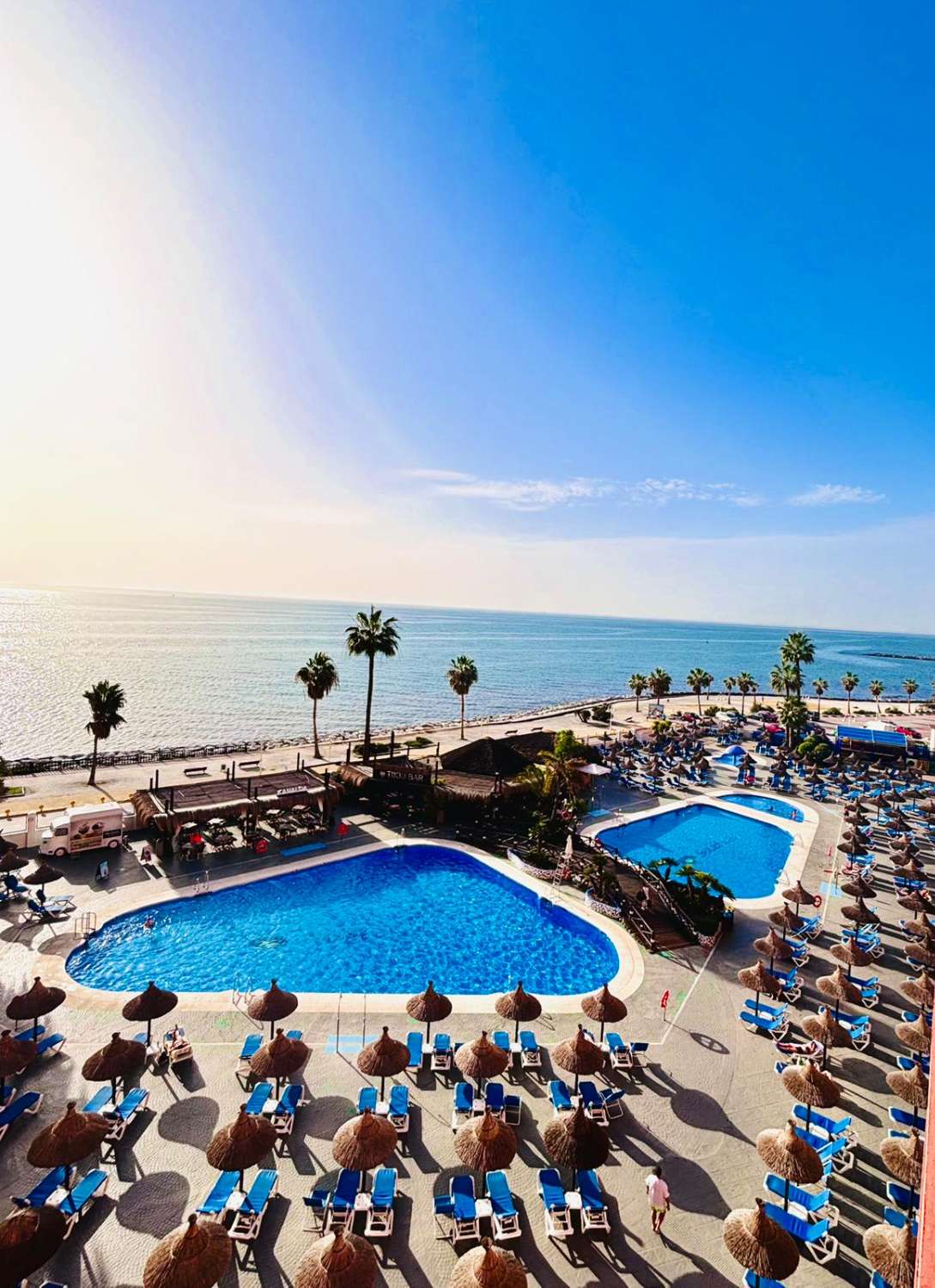 Metà stagione. In affitto dal 20.10.26 al 31.5.27 magnifico appartamento con vista sul mare sulla prima linea della spiaggia di Benalmadena