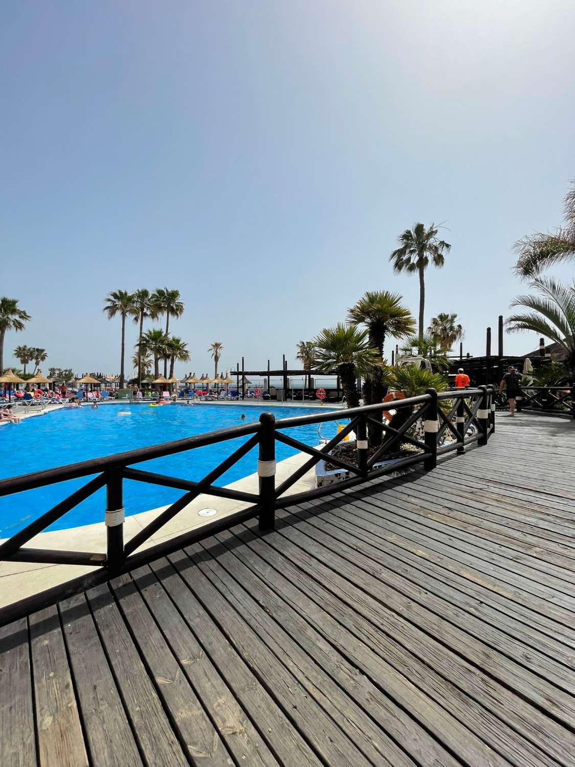 Media  Temporada . Se alquila de 1.10.26-31.5.27 magnifico apartamento con vistas al mar en  1ª linea de playa en Benalmadena