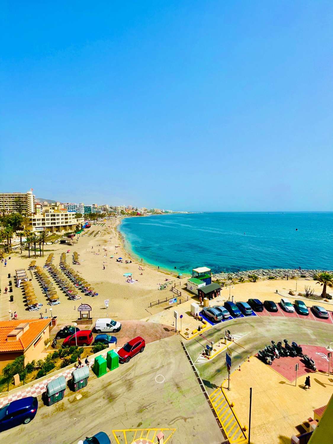 Media  Temporada . Se alquila de 1.10.26-31.5.27 magnifico apartamento con vistas al mar en  1ª linea de playa en Benalmadena