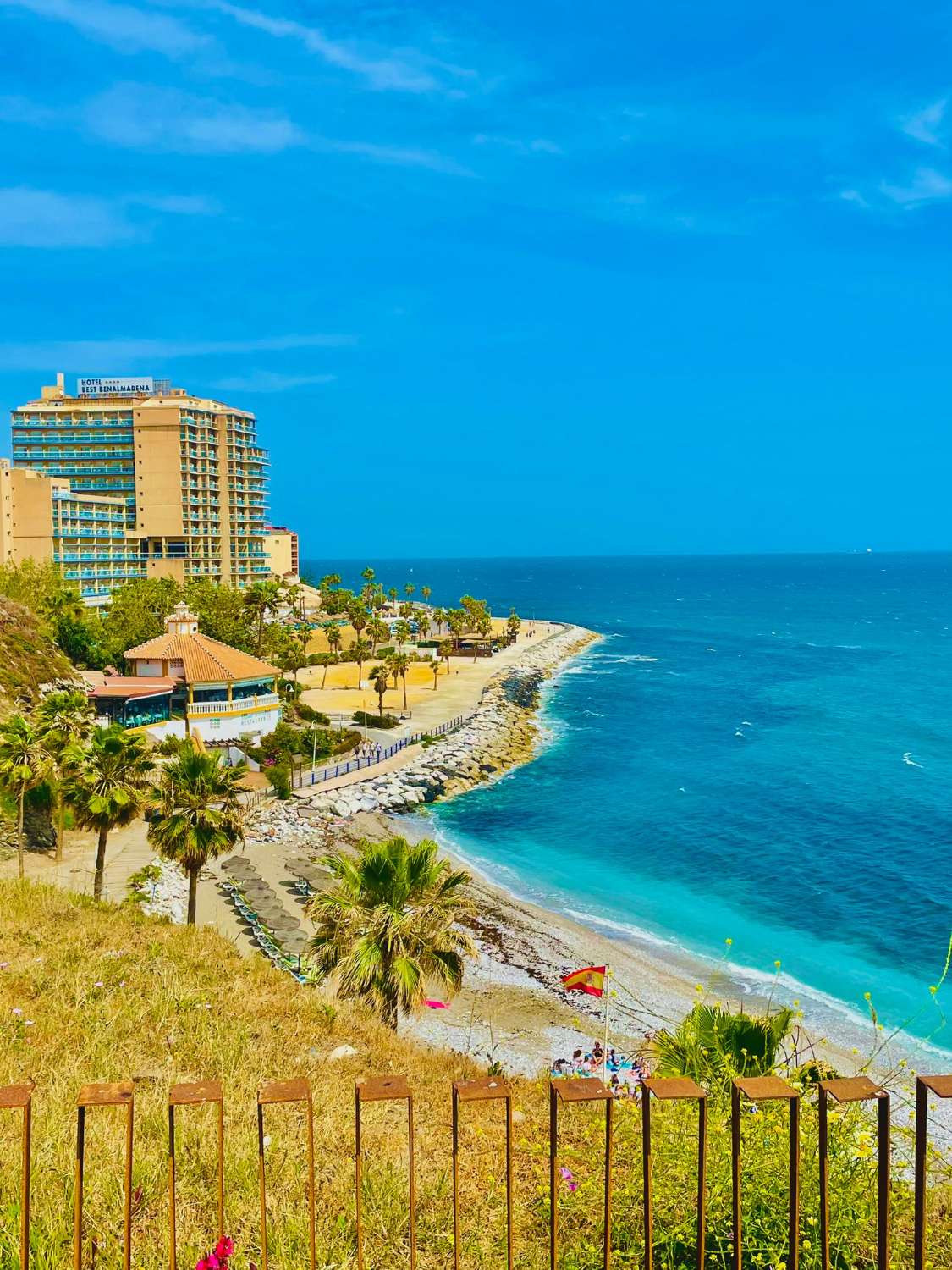 Metà stagione. In affitto dal 20.10.26 al 31.5.27 magnifico appartamento con vista sul mare sulla prima linea della spiaggia di Benalmadena