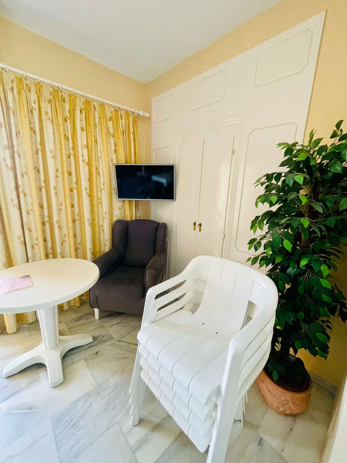 Media  Temporada . Se alquila de 1.10.26-31.5.27 magnifico apartamento con vistas al mar en  1ª linea de playa en Benalmadena
