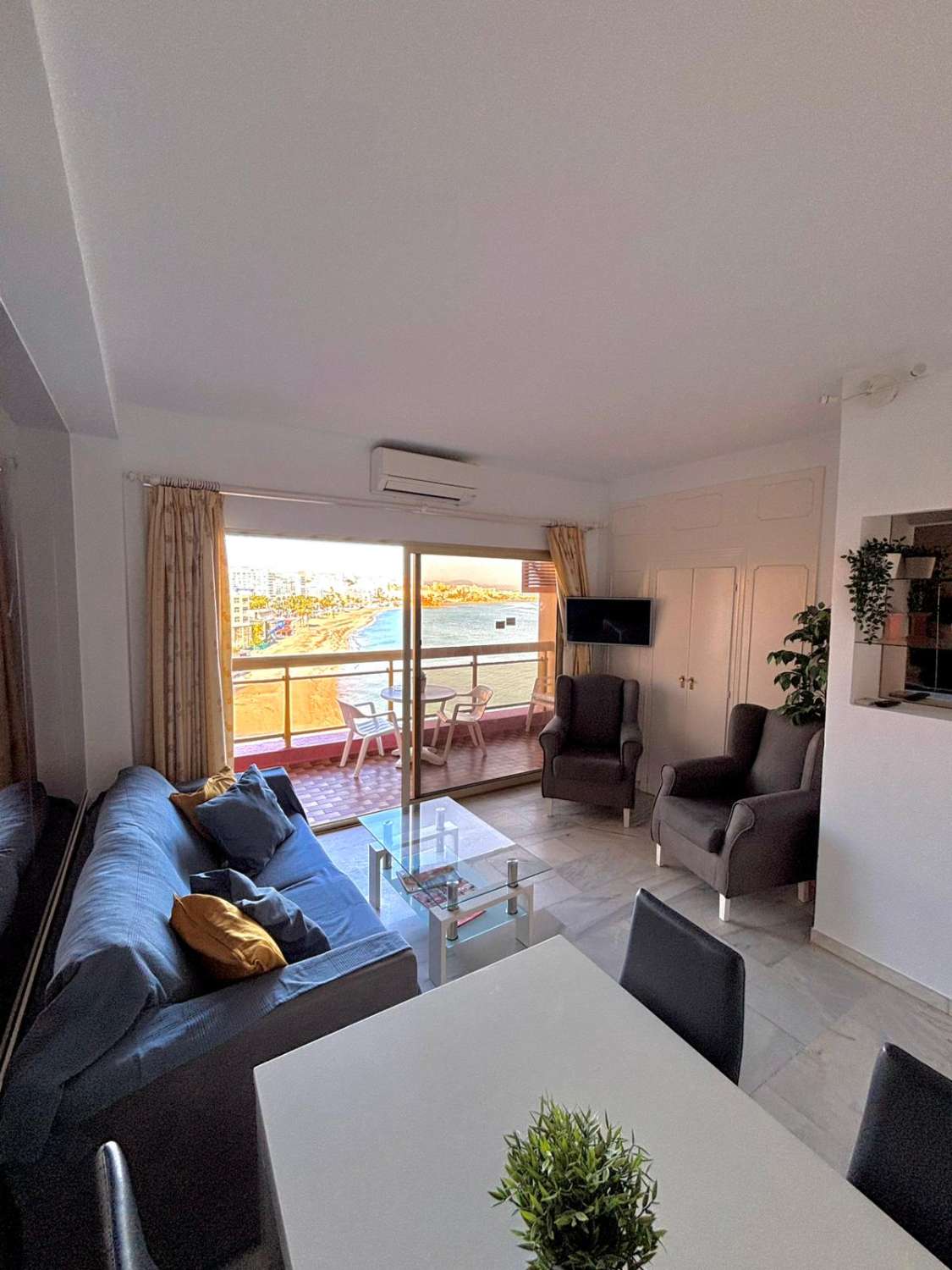 Metà stagione. In affitto dal 20.10.26 al 31.5.27 magnifico appartamento con vista sul mare sulla prima linea della spiaggia di Benalmadena