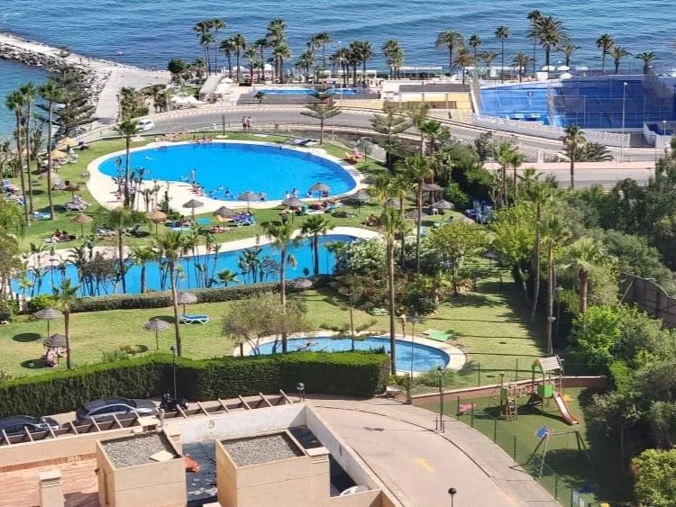Larga temporada . Se alquila desde 31 de Julio 2026 mangnifico apartamento con vistas al mar en 2ª linea de playa en Benalmadena