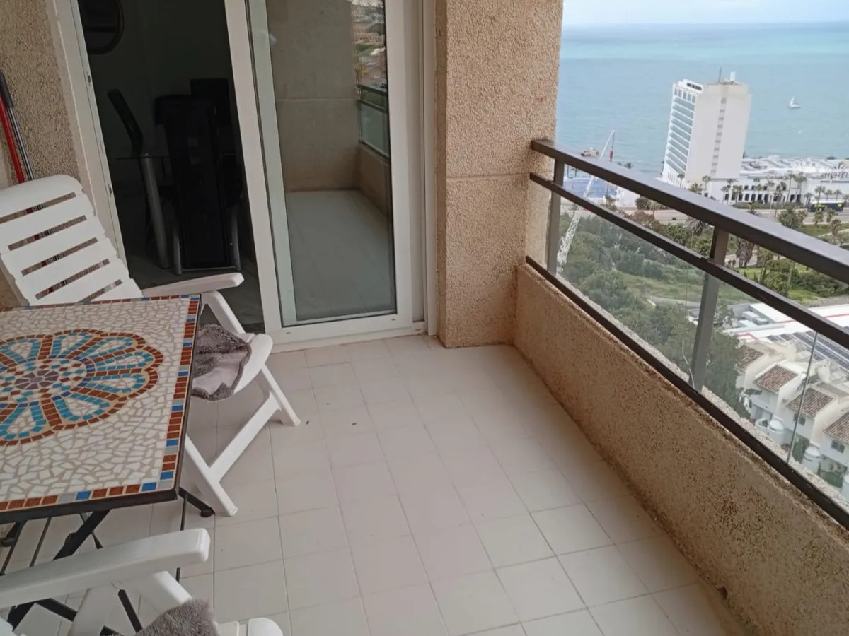 Larga temporada . Se alquila desde 31 de Julio 2026 mangnifico apartamento con vistas al mar en 2ª linea de playa en Benalmadena