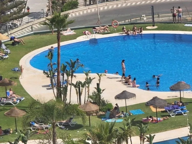 Larga temporada . Se alquila desde 31 de Julio 2026 mangnifico apartamento con vistas al mar en 2ª linea de playa en Benalmadena